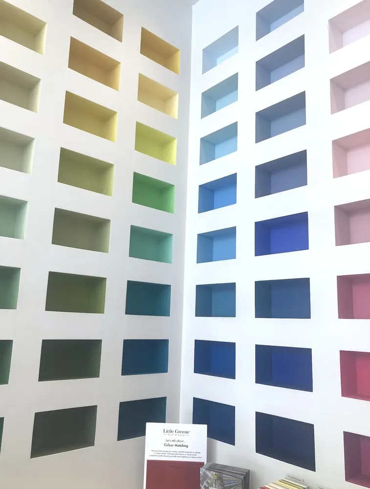 Pared con muestras de color pintadas