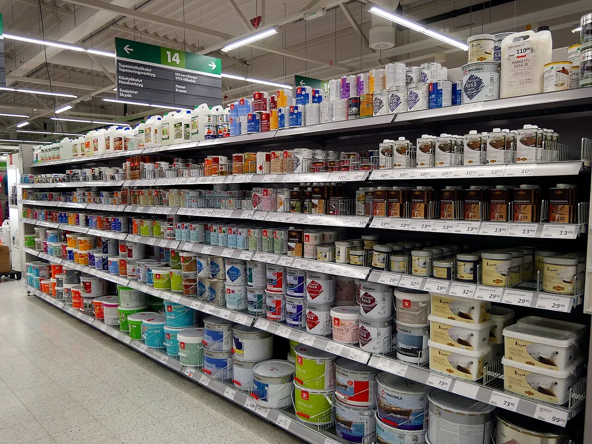 Góndolas con latas de pintura de distintas marcas